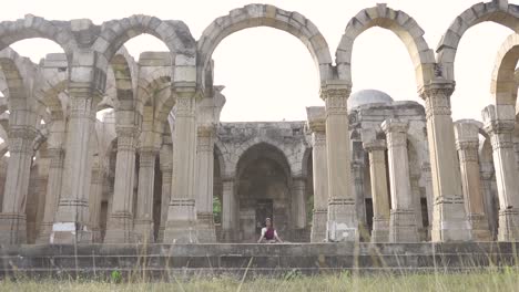 mujer haciendo meditación en el patrimonio mundial de la unesco kamani masjid también llamada mezquita kamani, champaner, gujarat