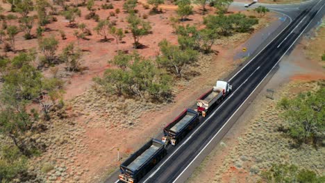 tren de carretera vacío de tres remolques conduciendo por la autopista en queensland, australia