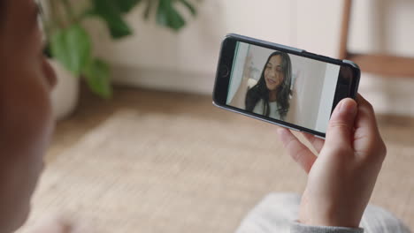 mujer joven teniendo video chat usando teléfono inteligente en casa hablando con un amigo mostrando peinado compartiendo estilo de vida disfrutando de la comunicación en línea