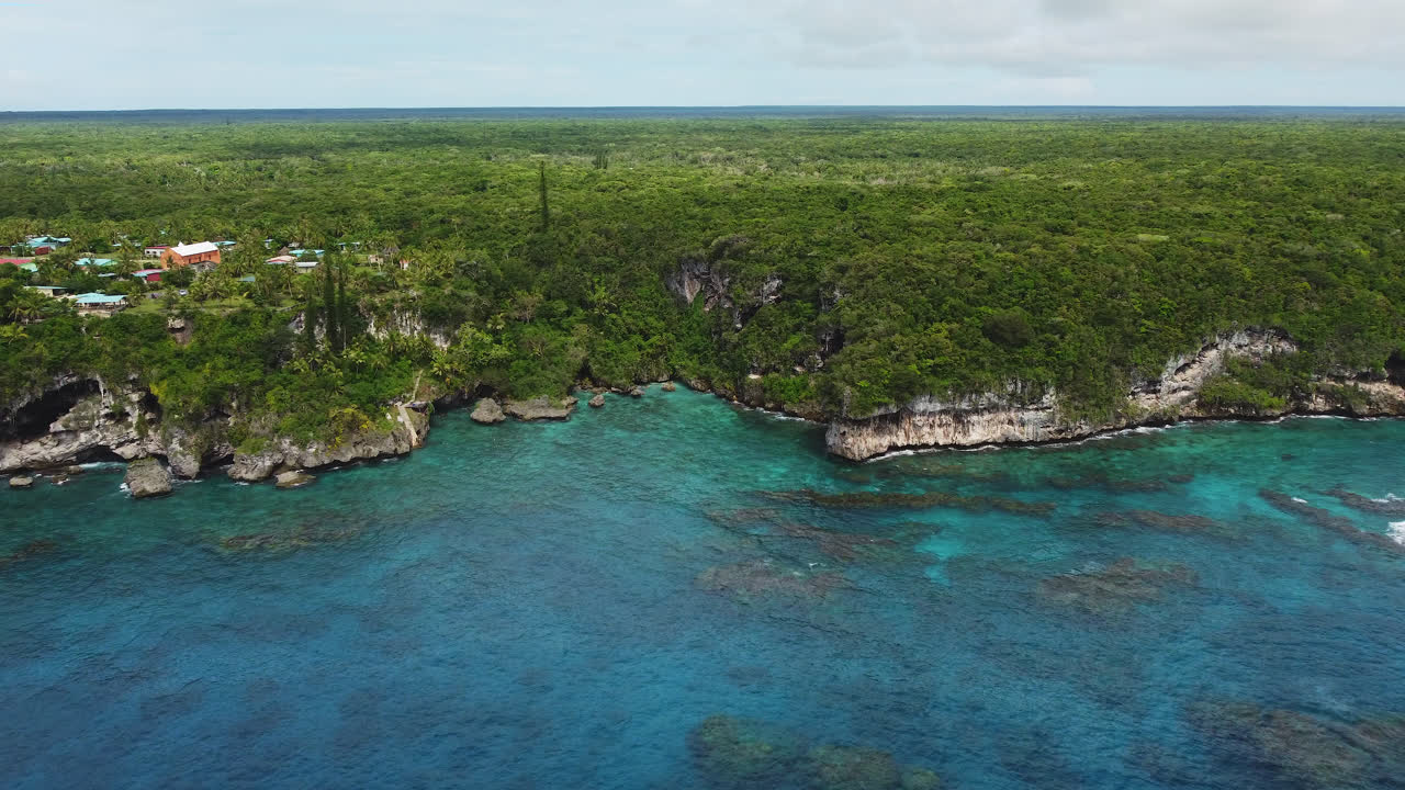 entrada aérea de los acantilados de jokin y la bahía de jokin, en la isla de lifou, nueva caledonia