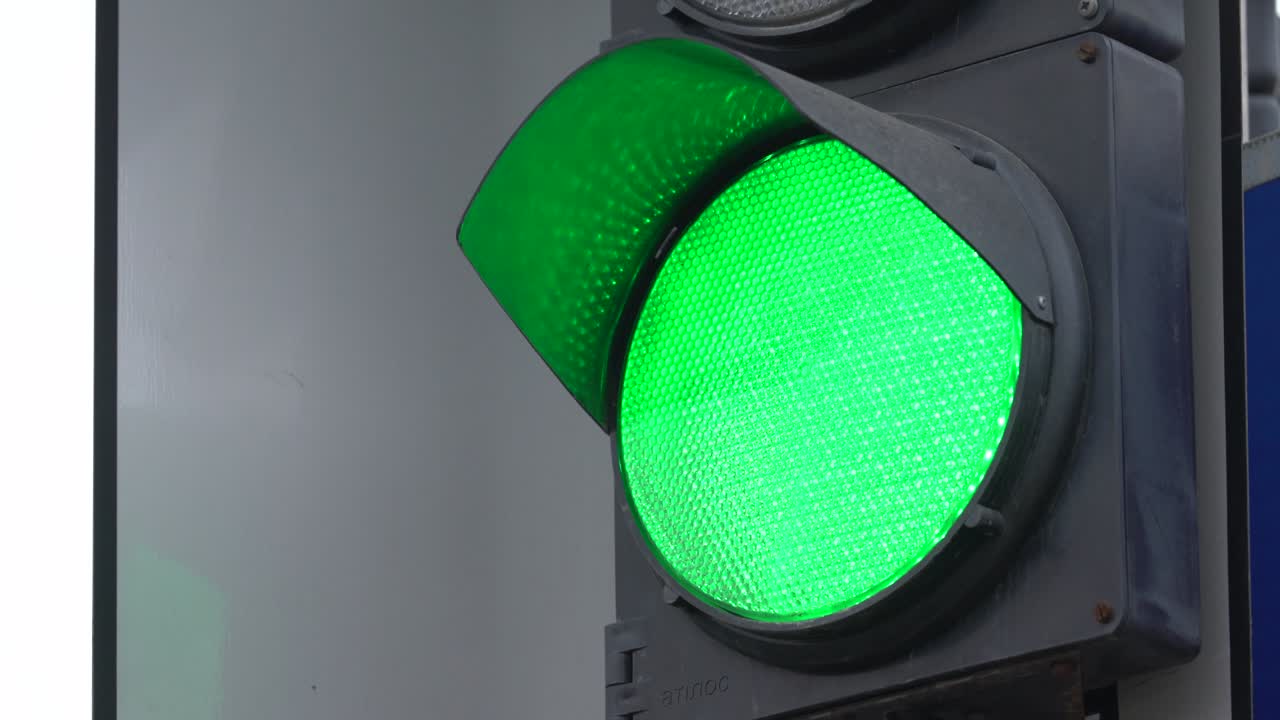 el semáforo en la carretera regula el tráfico