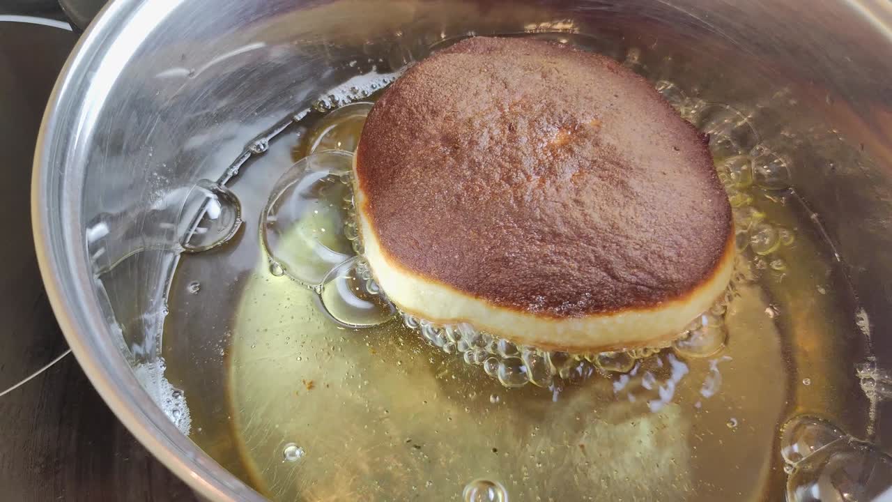 freír rosquillas caseras (paczek) en grasa profunda.