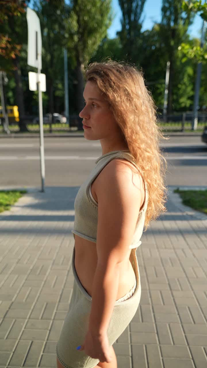 Giovane donna che cammina per la strada