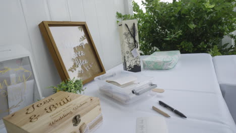 mesa de boda preparada para que los invitados dejen sus deseos de boda