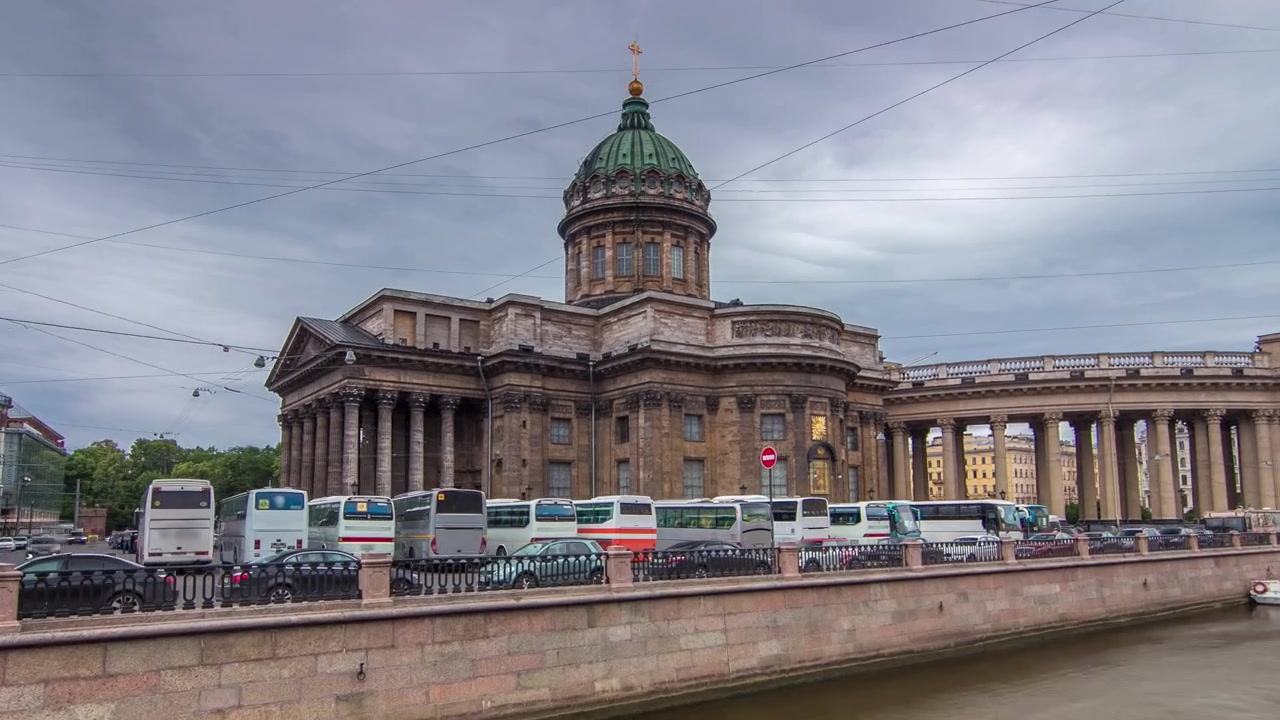 Catedral de Kazán o Kazanskiy Kafedralniy Sobor en timelapse hyperlapse en San Petersburgo con cielo nublado. Vista desde el canal Griboyédov.
