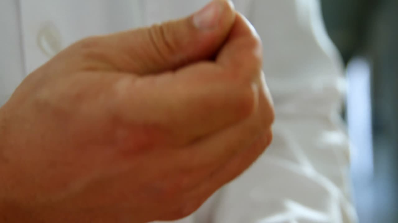 4k 공장에서 슬로우 진  ⁇ 새를 맡는 남성 노동자