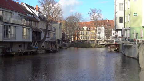 vistas al famoso kraemerbruecke en la ciudad de erfurt y al río gera, turingia