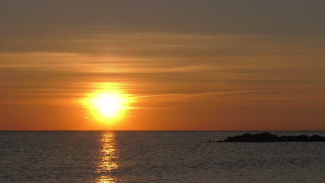 Lapso-De-Tiempo-De-Amanecer-Naranja-Brumoso-Sobre-El-Tranquilo-Mar-Mediterráneo,-Costa-De-España