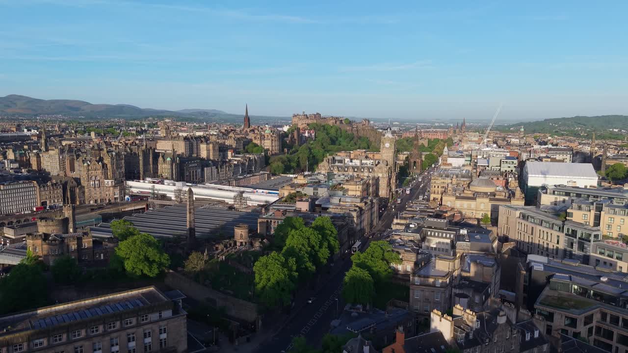 Enquanto o drone ascende por trás do Monumento a Dugald Stewart, a vista deslumbrante do horizonte de Edimburgo, do castelo e dos seus marcos se revela sob a luz dourada.