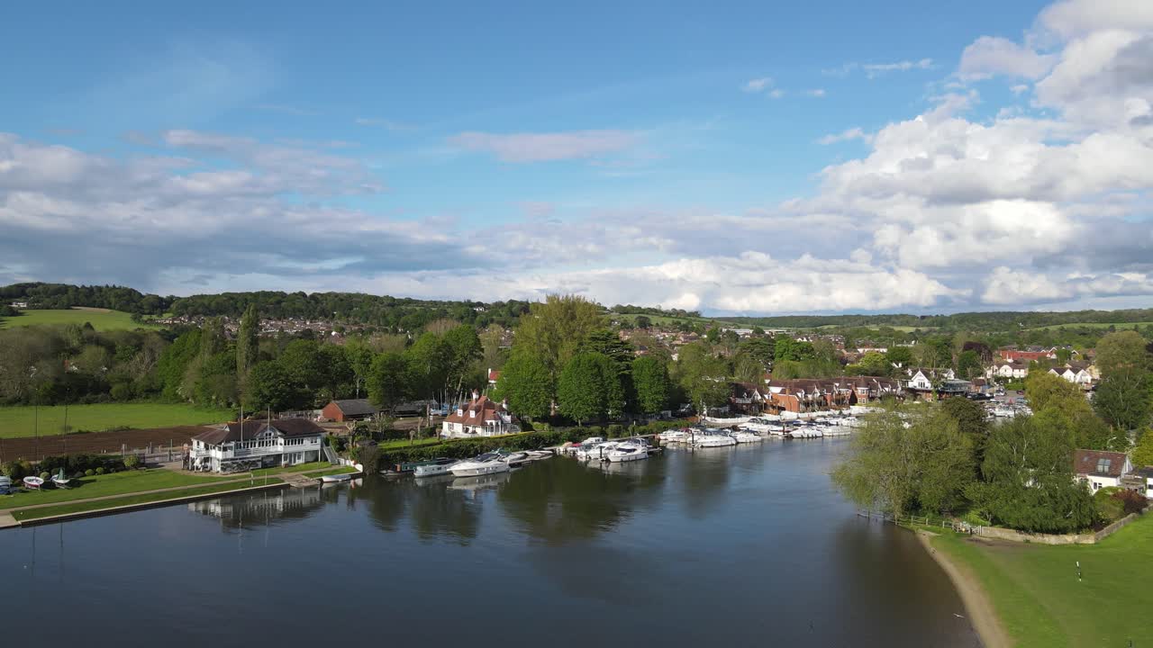 Fiume Tamigi a Bourne End, Regno Unito, Buckinghamshire, barche ormeggiate, riprese aeree 4K
