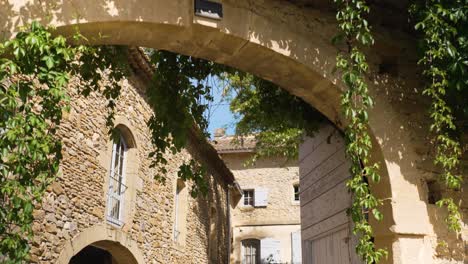 passaggio aereo attraverso un mas provenzale: dal cielo blu al fascino del cortile