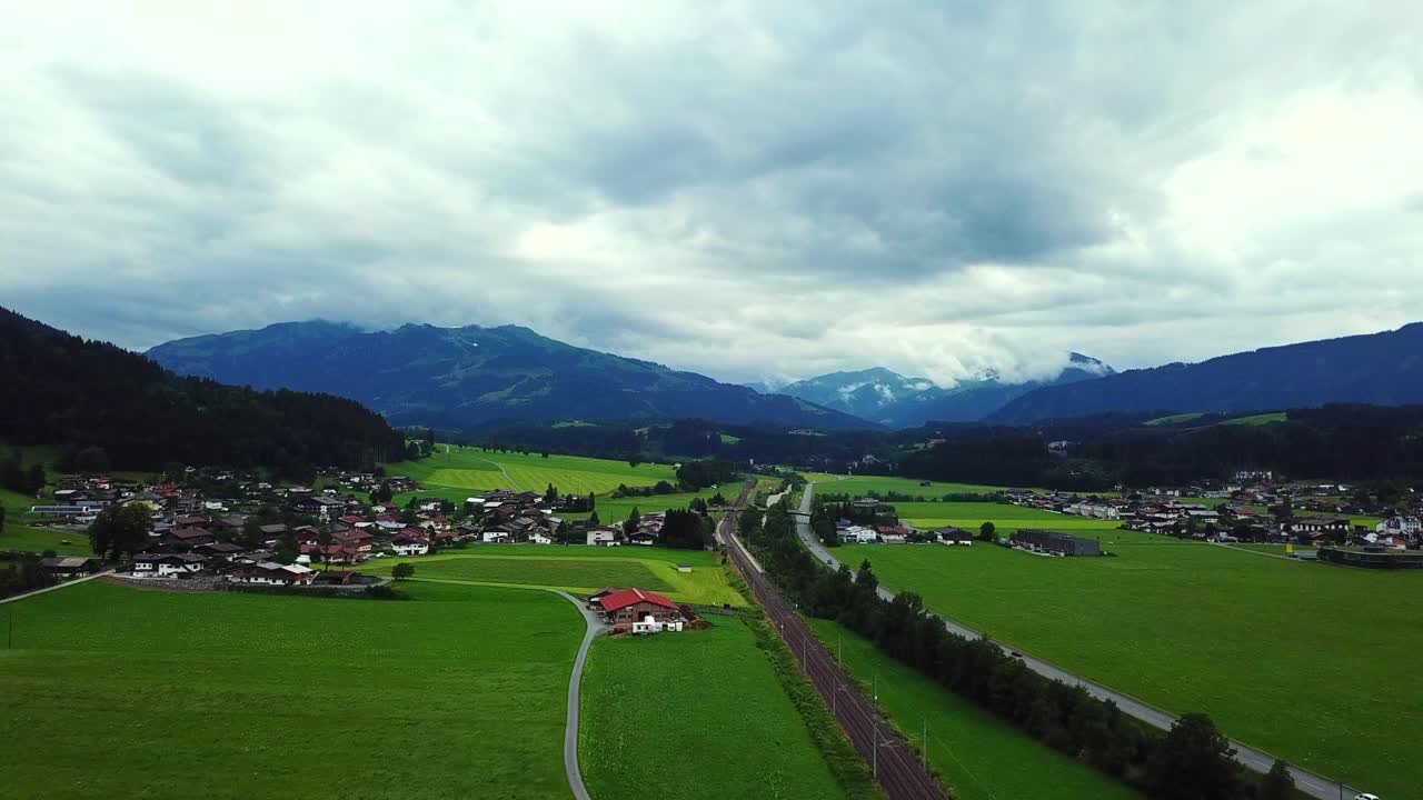 Veduta aerea sopra Oberndorf, Austria, e un paesaggio nuvoloso tempestoso