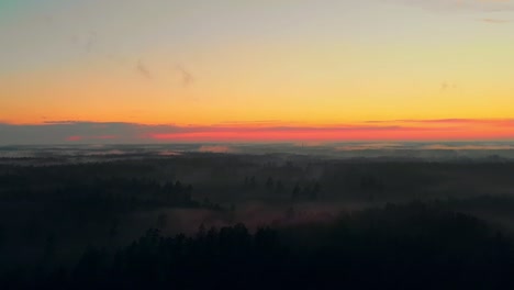 Vista-Aérea-De-Pájaro-Del-Vasto-Paisaje-De-Tierra-Plana-Del-Bosque-Al-Atardecer-Naranja