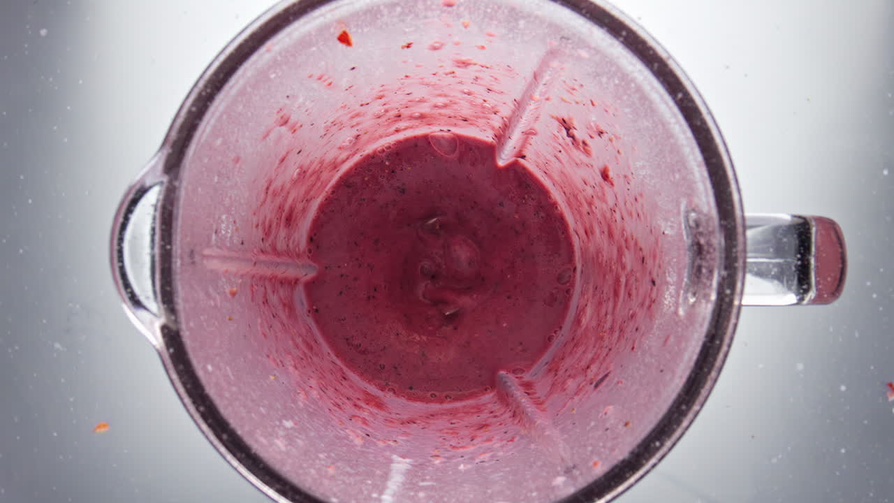 mezcla de bayas frescas mezclando en la licuadora de cerca. cocinar yogur casero lácteo.