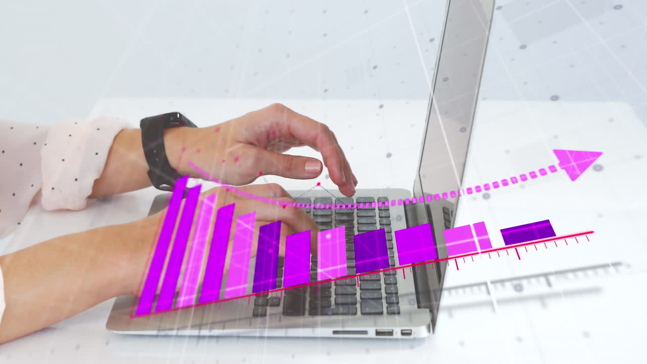 animación de gráfico financiero sobre mujer caucásica usando portátil.