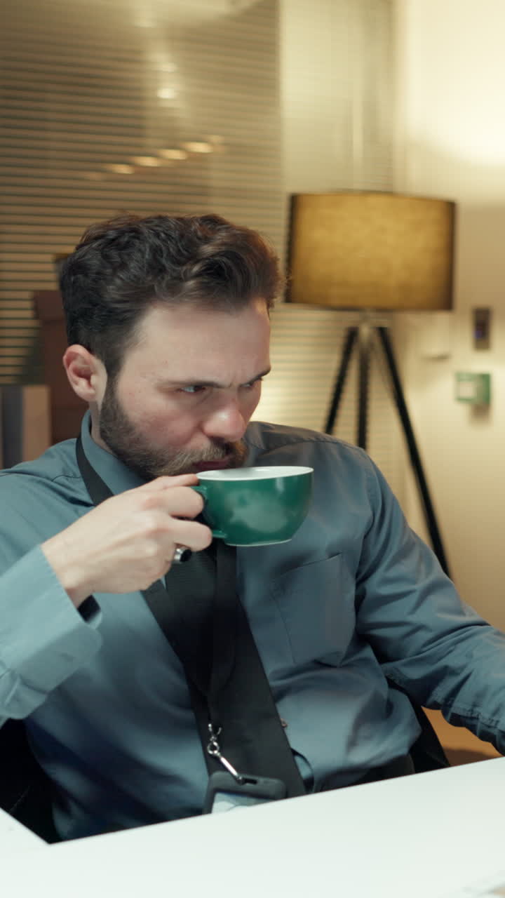 Professionel mand drikker kaffe eller te på kontoret