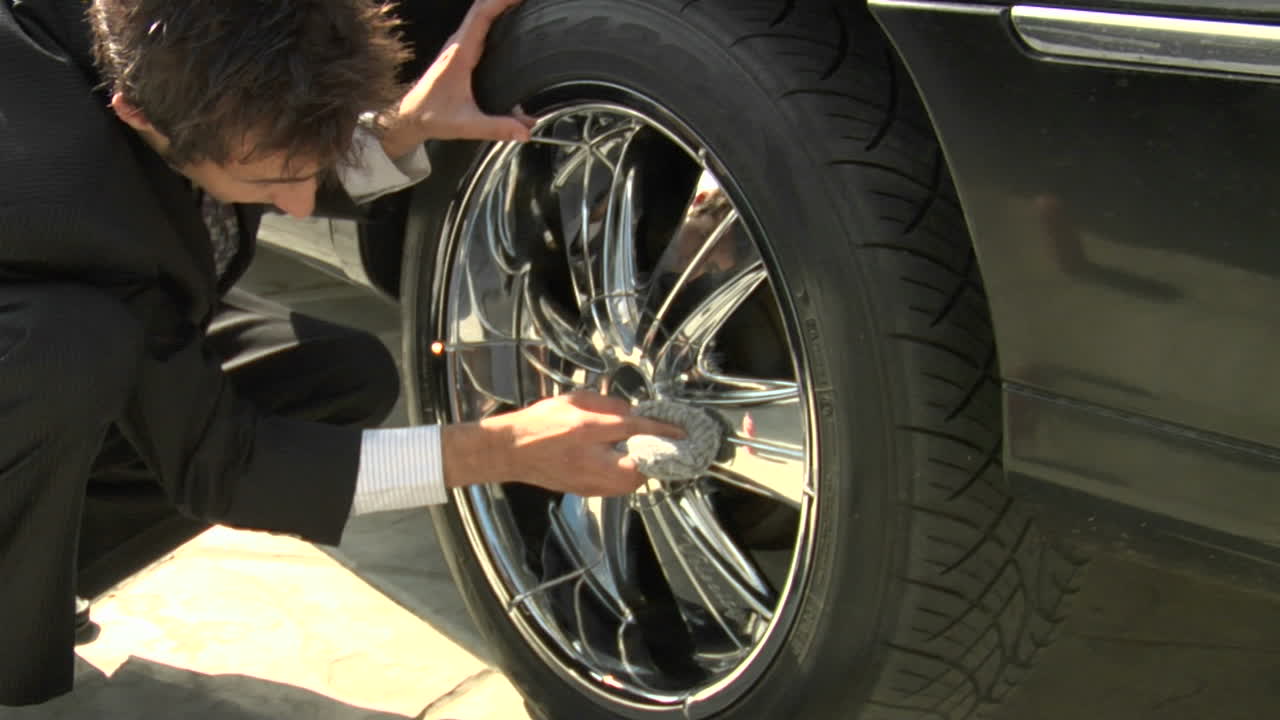 un empresario que hizo algunas malas inversiones termina trabajando en el lavado de autos