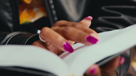 persona que lee un libro