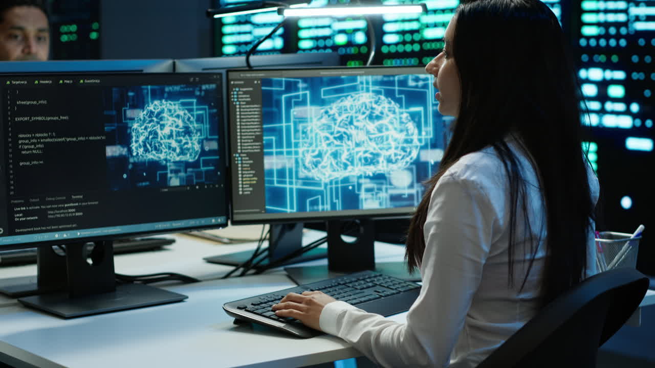 técnicos compañeros de trabajo que usan tecnología ai en la computadora para hacer el chequeo del centro de datos