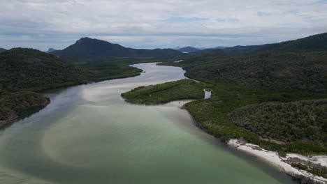 Hügeleinlass-Zwischen-Den-Cumberland--Und-Whitsunday-inseln---Whitehaven-Beach-In-Qld,-Australien