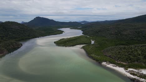 entrada de la colina entre las islas cumberland y whitsunday - playa whitehaven en qld, australia