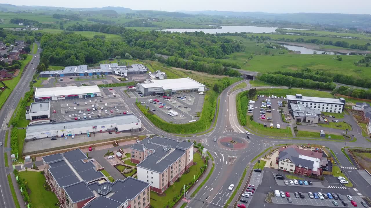 Area commerciale a Newton Mearns, Scozia. Vista aerea frontale