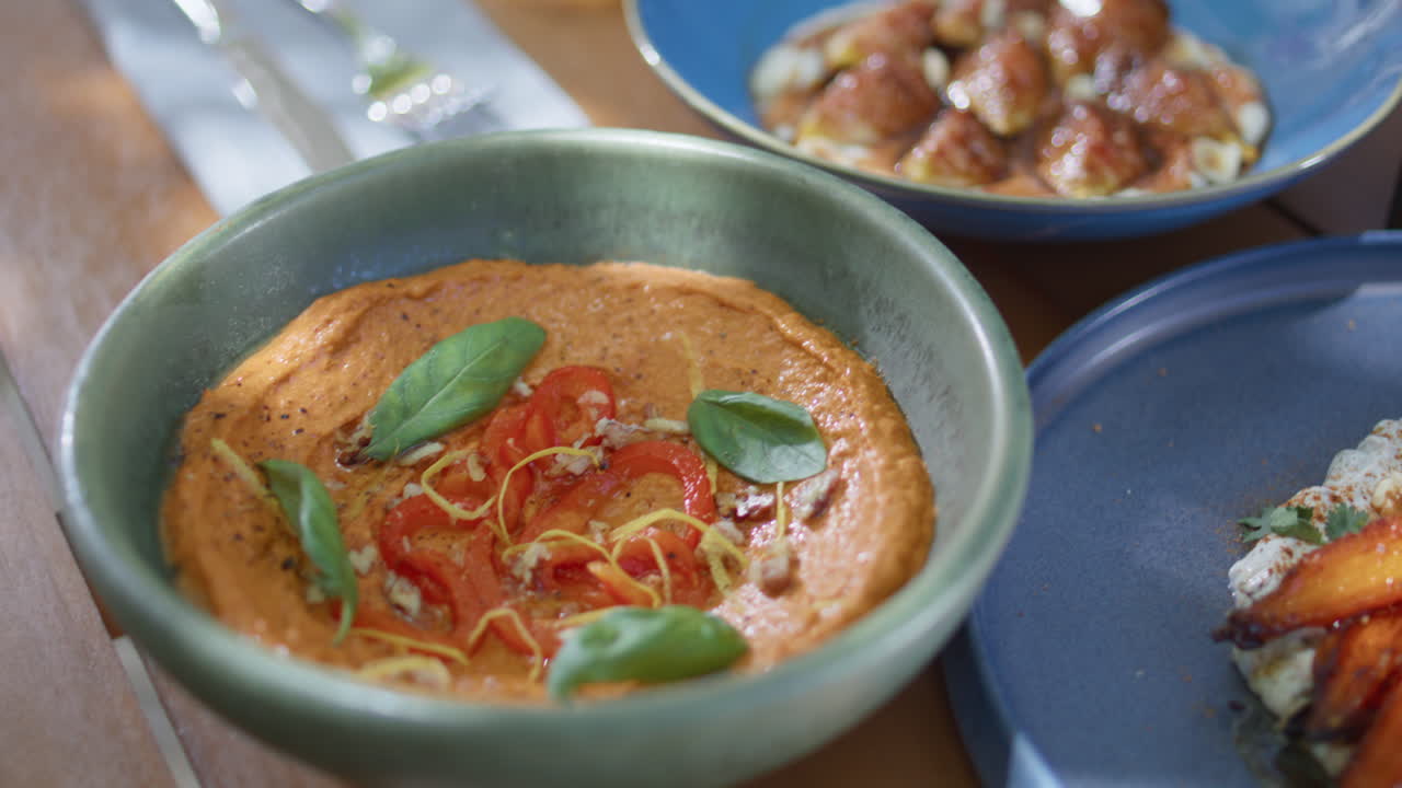 여름 카페에서 기름과 무화과와 함께 크리미한 험무스 그. 채식주의 음식