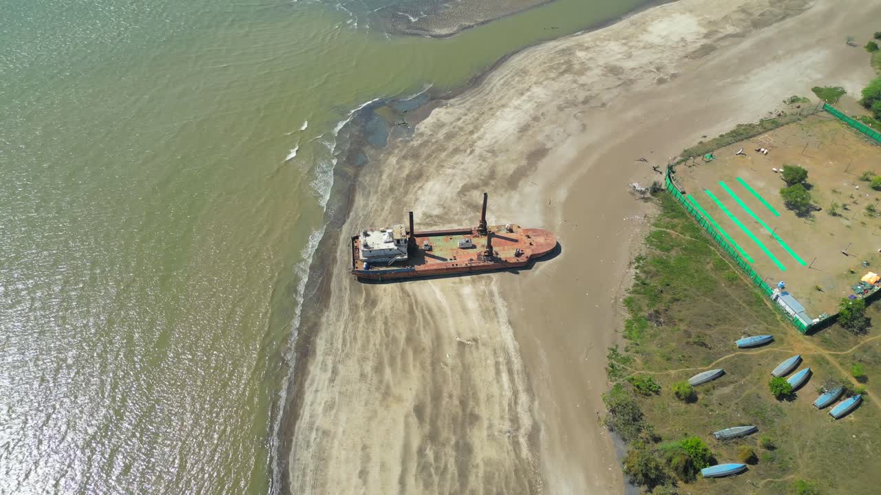 근접 촬영 조감도에 넓은 강 큰 오래 된 보트의 측면