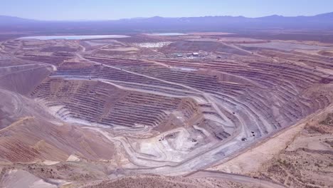 Eine-Antenne-über-Einem-Riesigen-Tagebau-In-Der-Wüste-Von-Arizona-5