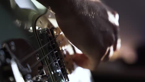 músico tocar fender guitarra eléctrica