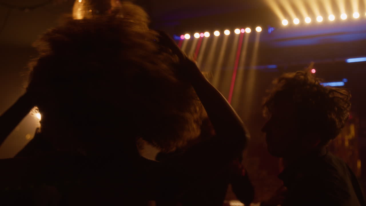 escena de club nocturno con gente bailando