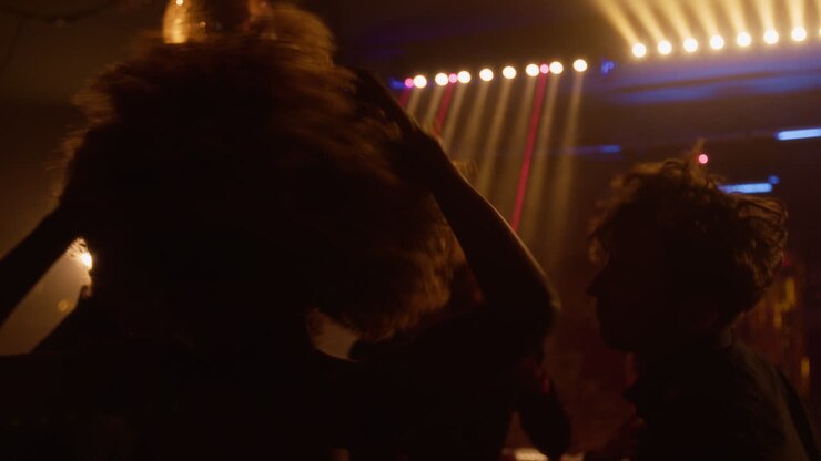 Natklubscene med dansende mennesker