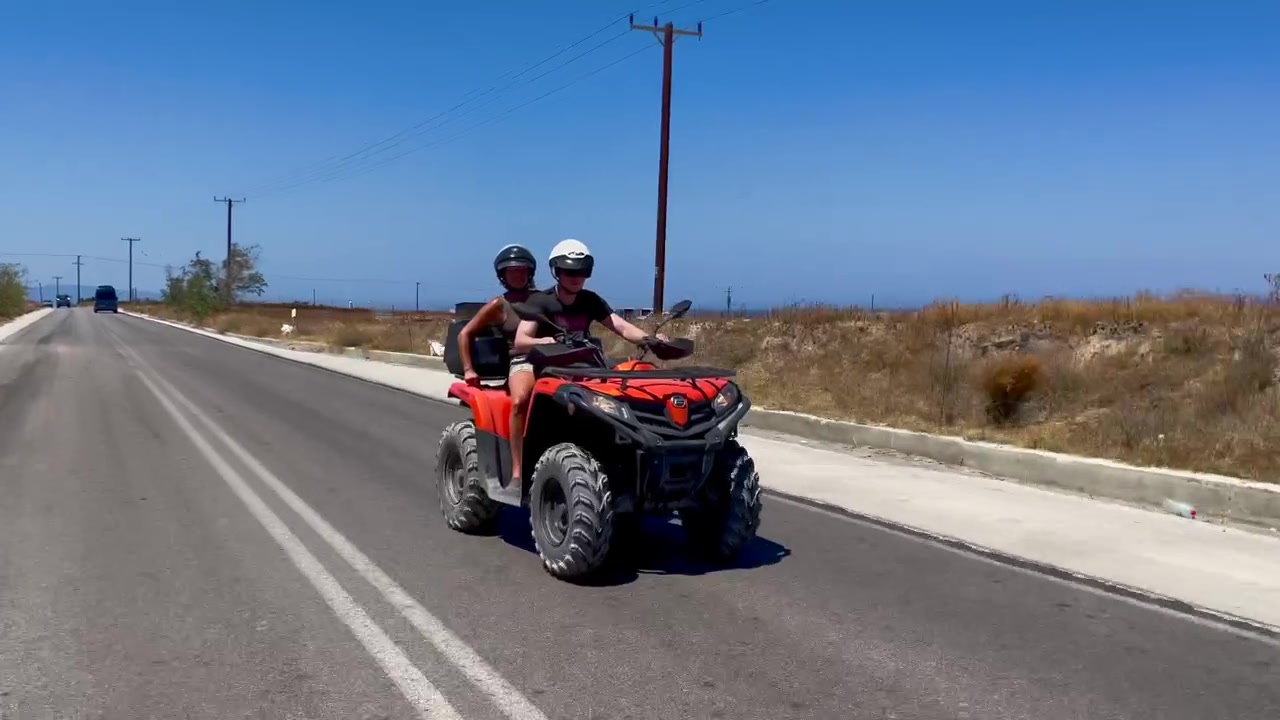 Guidare un quad sull'isola di Santorini mentre se ne incrocia un altro