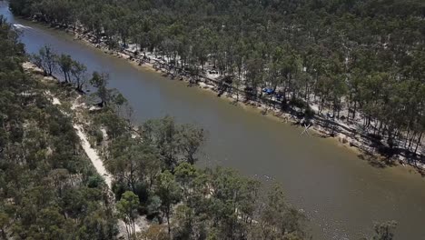 antena de drones sobre un río fangoso en australia acampando en verano
