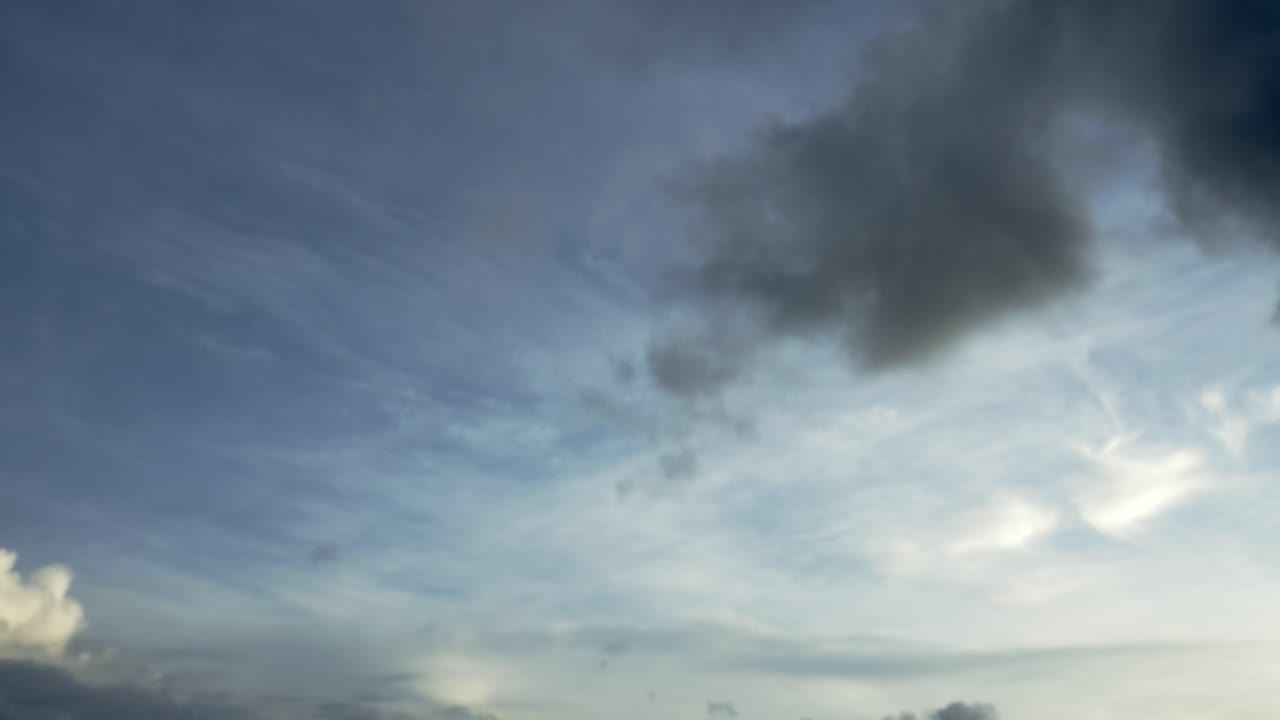 오후의 푸른 하늘