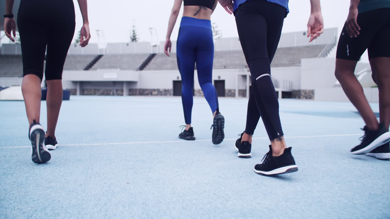 personas caminando por una vía