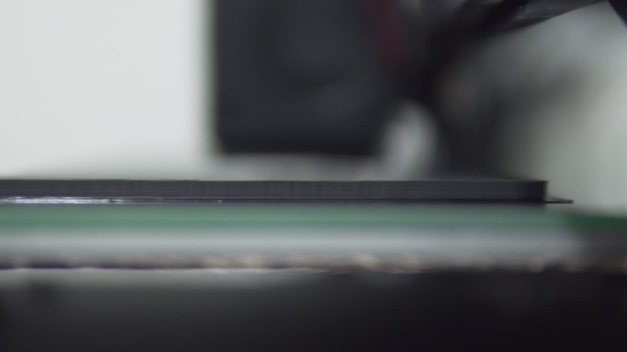 작업하는 동안 3d 프린터 압출기에 얕은 필드 깊이를 가진 슈퍼 클로즈, 검은색 플라 필라멘트 및 유리 가열 침대