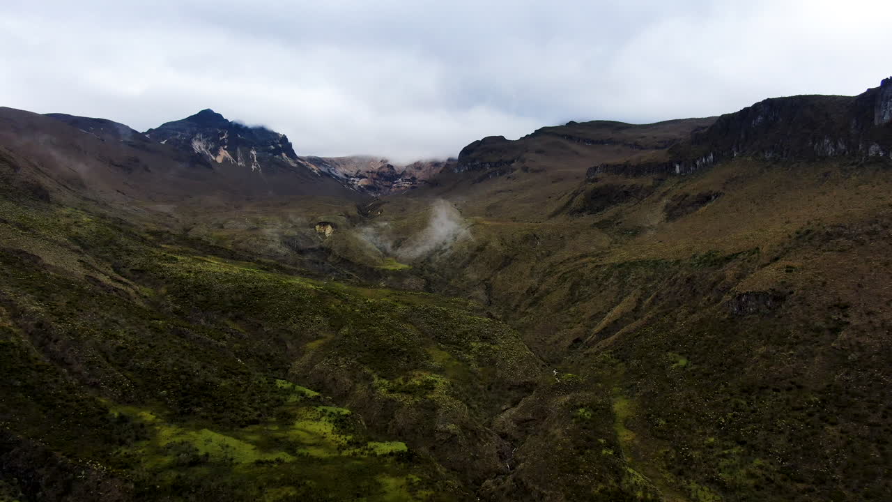 impresionante paisaje natural mientras el dron se eleva sobre el valle en el parque nacional los nevados