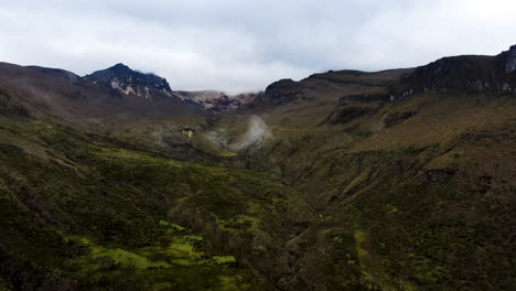 Impresionante-Paisaje-Natural-Mientras-El-Dron-Se-Eleva-Sobre-El-Valle-En-El-Parque-Nacional-Los-Nevados