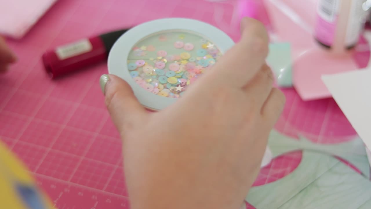 las manos femeninas se mueven lindo sacudidor de pañuelos, son de varios colores pastel