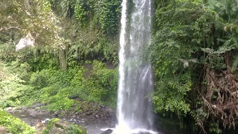 cascada de sendang gile en el bosque tropical en la isla de lombok indonesia