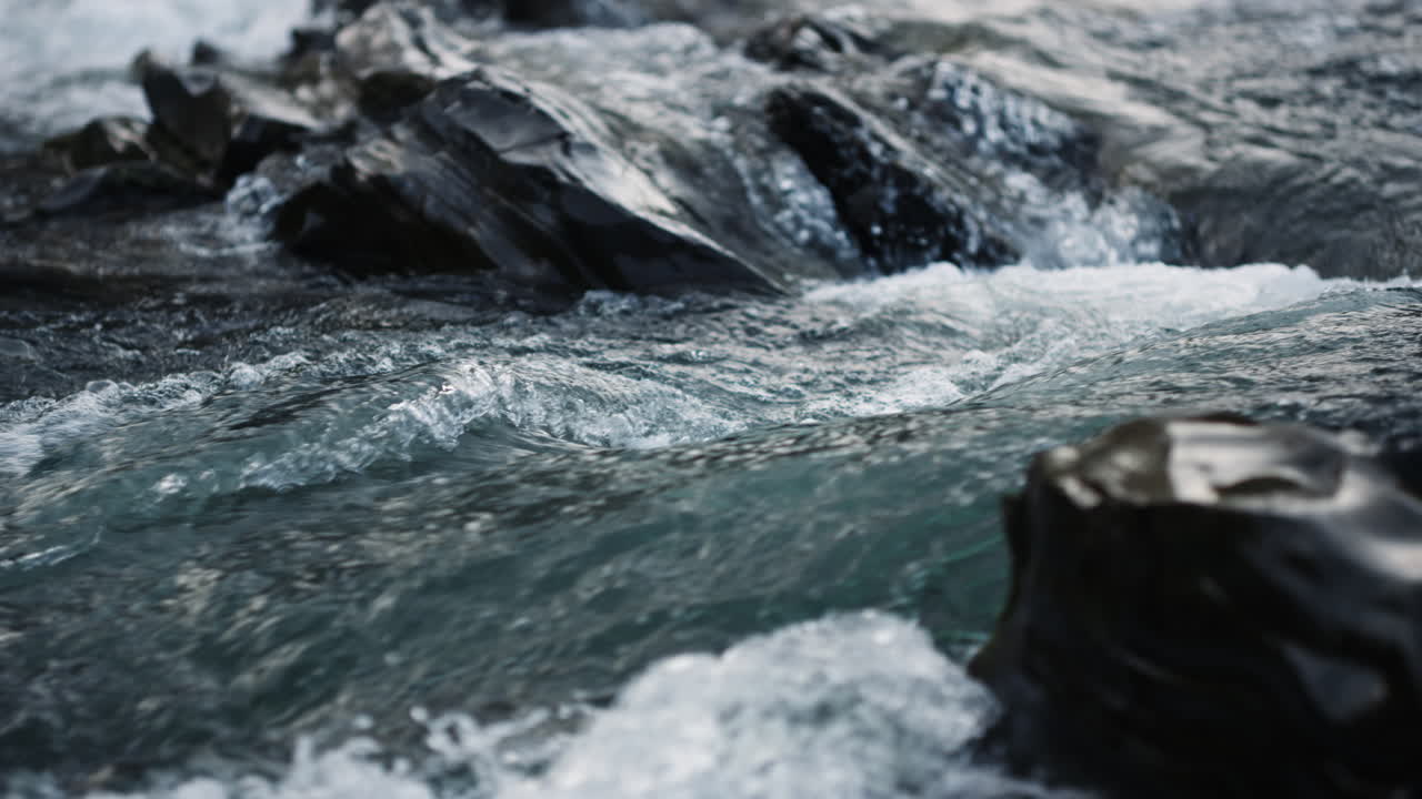 Cenário de rio de montanha natural. Rio selvagem de montanha correndo por corredeiras.