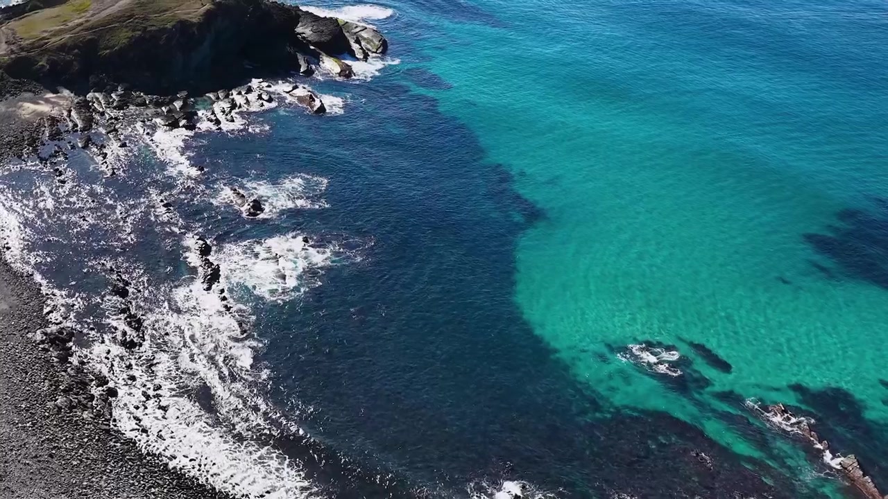 Dronebeelden van helderblauw water en rotsachtige kusten bij Crescent Head, New South Wales