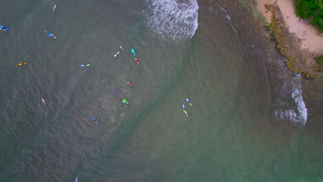 Surfistas-En-La-Costa-Hale&#39;iwa-De-Oahu-Hawaii