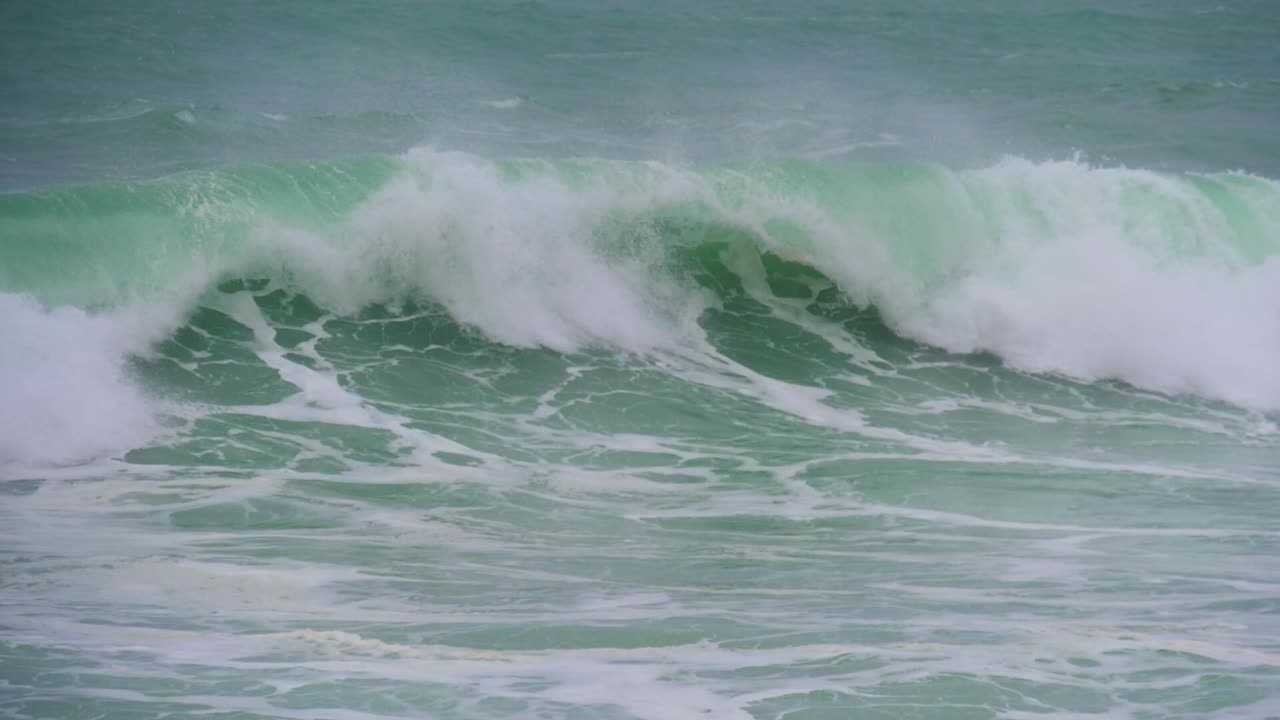 아름다운 안녕하세요는 바다에서 하얀 거품 녹색 물과 함께 슈퍼 슬로우 모션으로 있었습니다