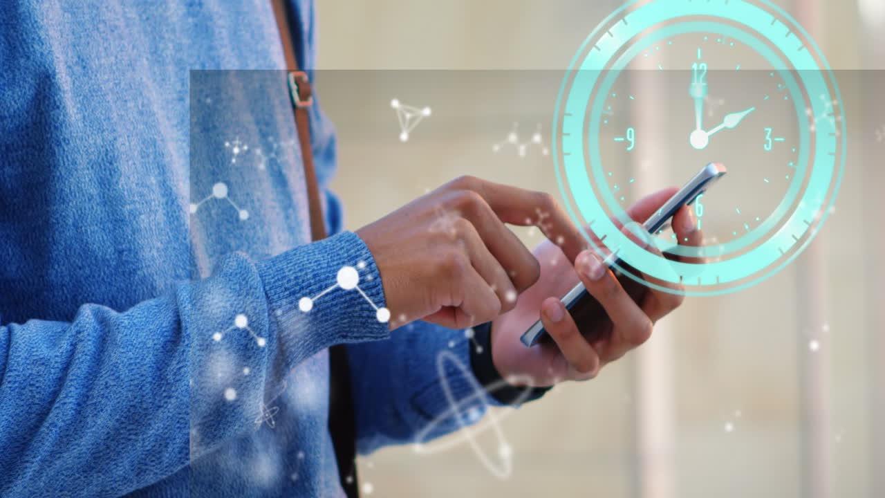 animación de un reloj moviéndose sobre un hombre de negocios biracial usando un teléfono inteligente
