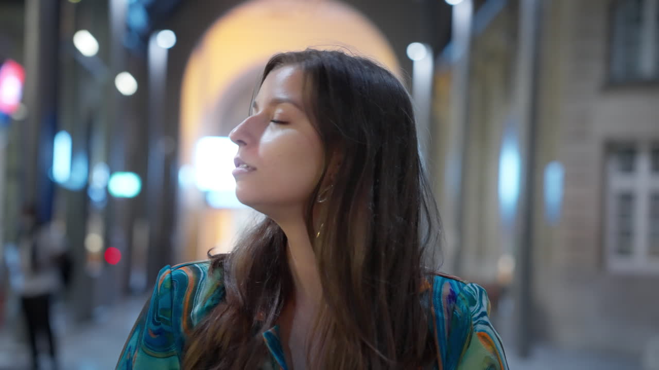 niña mirando alrededor de la ciudad por la noche