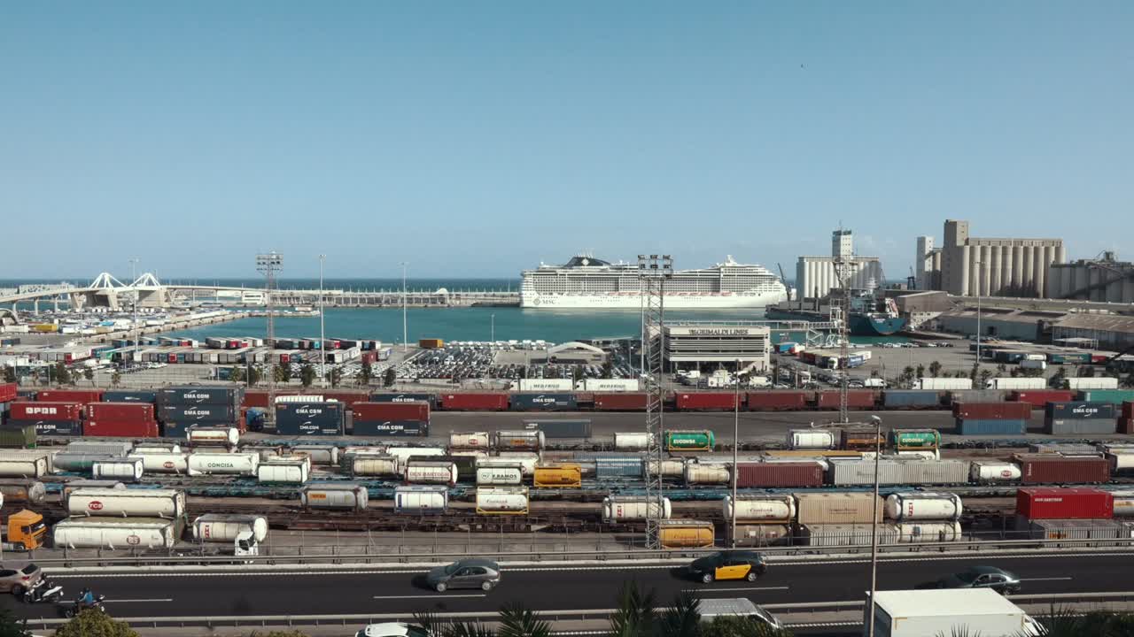 크루즈 선박과 화물과 함께 항구 도시 풍경