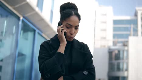 Imágenes-En-ángulo-Bajo-De-Una-Mujer-Negra-Hablando-Por-Teléfono-Móvil-Resolviendo-Problemas-De-Negocios-A-Distancia