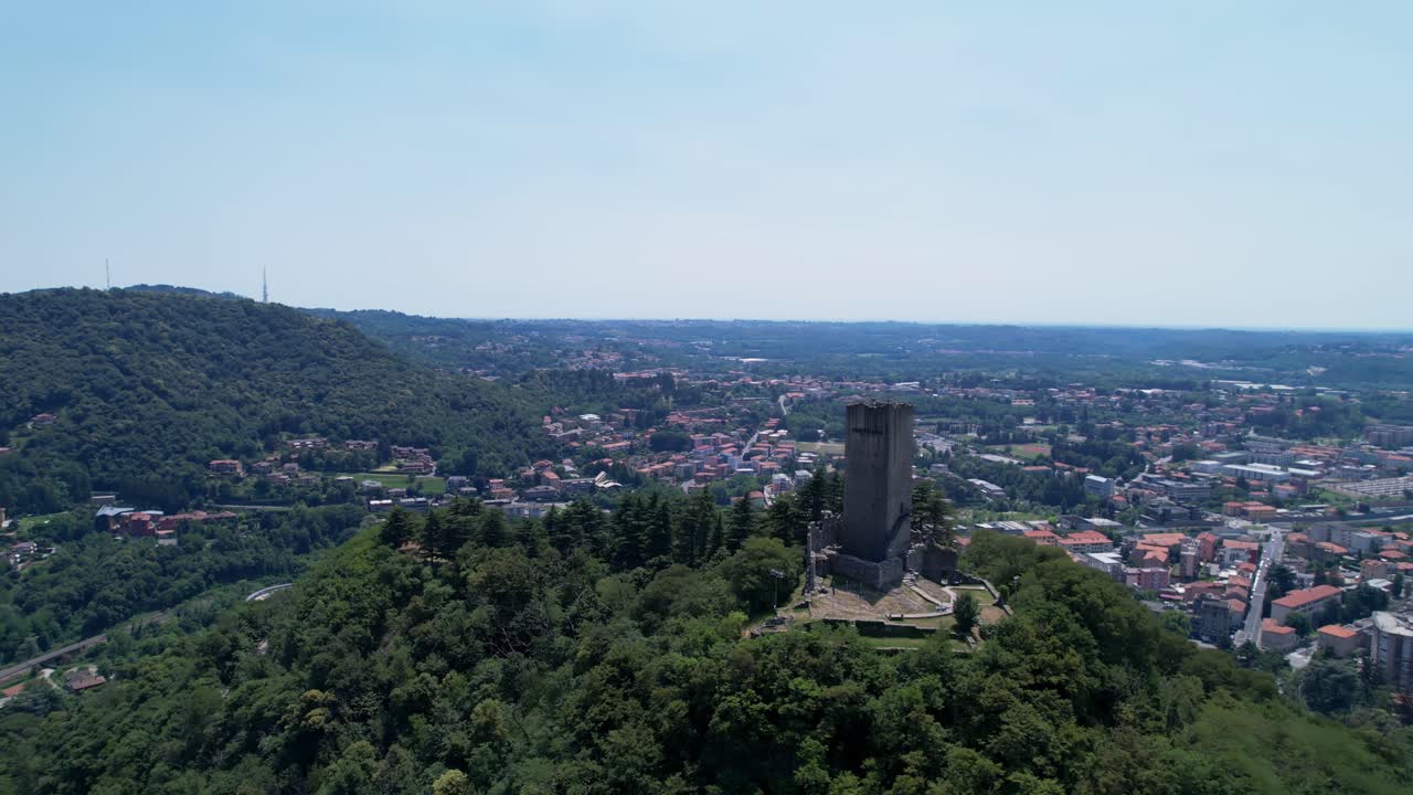vista aérea de castello baradello en la cima de una colina junto a la ciudad de como, norte de italia